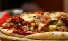 English: A pizza from the oven. Français : Une...